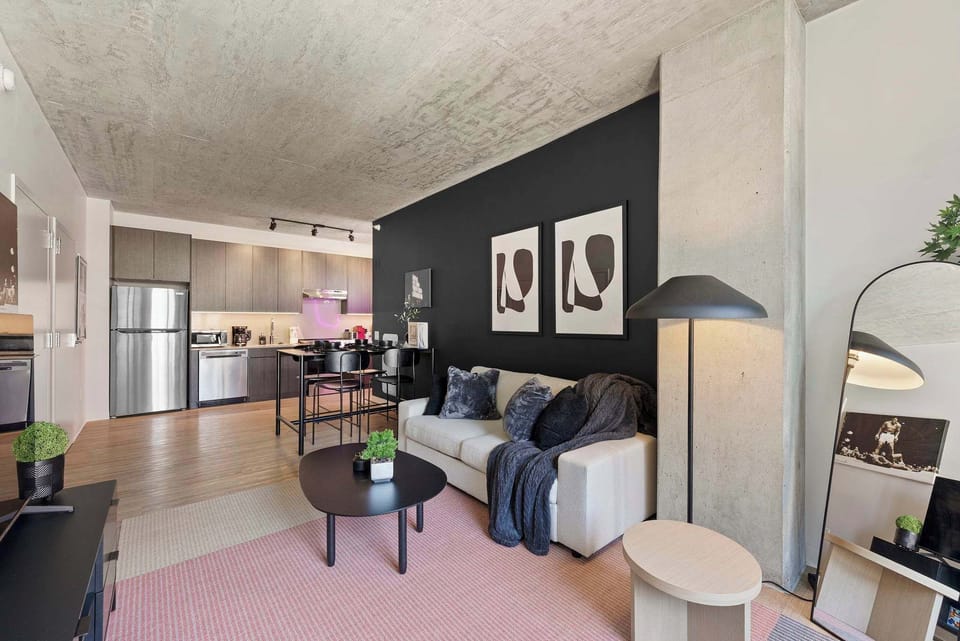 Bright dining nook w/ simple seating & an easygoing, social setup.