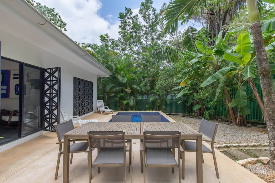 Garden, private pool and dining