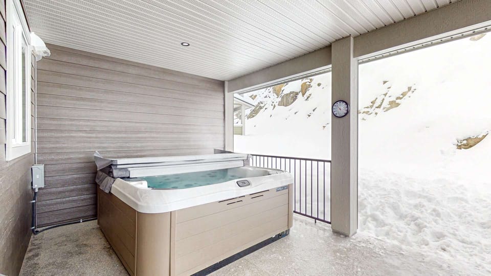 Indoor spa tub