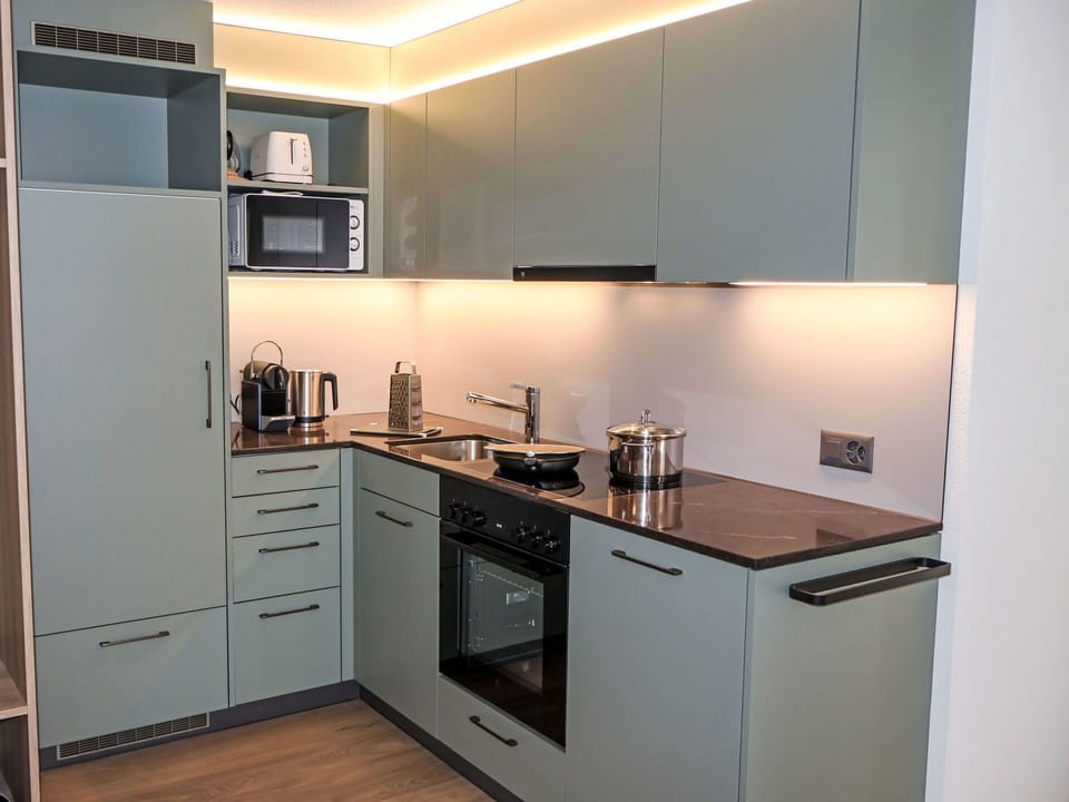 Kitchen Appliance, Kitchen, Countertop, Cabinetry, Major Appliance, Interior Design, Furniture, Home Appliance, Flooring, Drawer