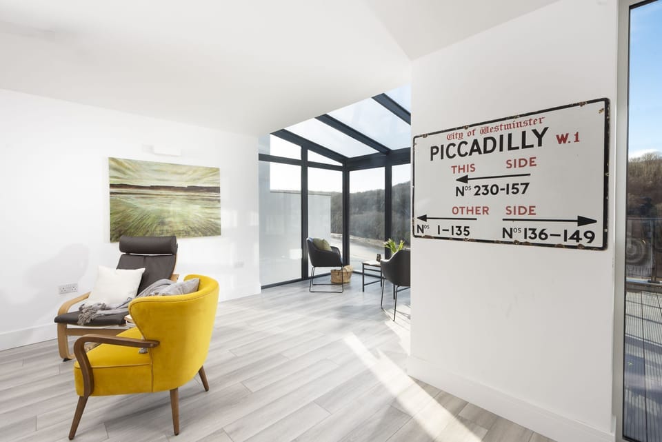 Bright open plan living with river views and balcony access - Redshank