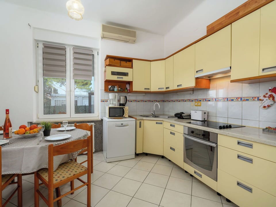 Kitchen Appliance, Kitchen, Major Appliance, Countertop, Wood, Flooring, Cabinetry, Interior Design, Floor, Furniture