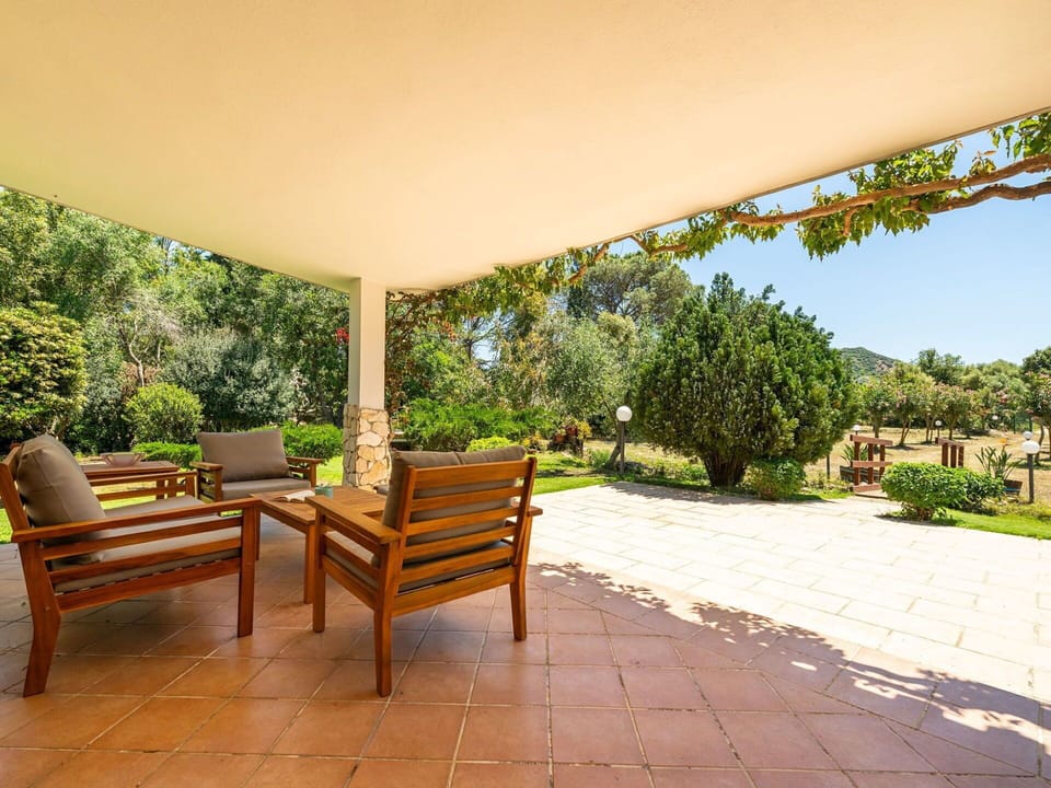 Furniture, Flooring, Ceiling, Shade, Garden, Chair, Wood Stain, Landscaping, Outdoor Structure, Eco Hotel