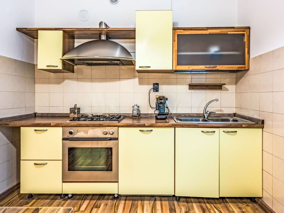 Wood, Interior Design, Major Appliance, Cabinetry, Kitchen Appliance, Room, Kitchen, Apartment, Drawer, Kitchen Stove