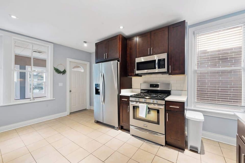 Modern kitchen layout w/ ample prep space & clean finishes