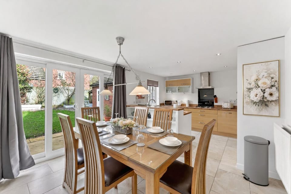 Open plan dining and kitchen area