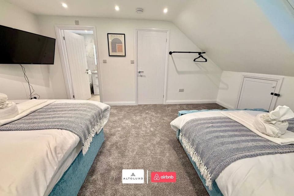 Available Now|Luxury|Contractors|Families|Groups House in Bristol