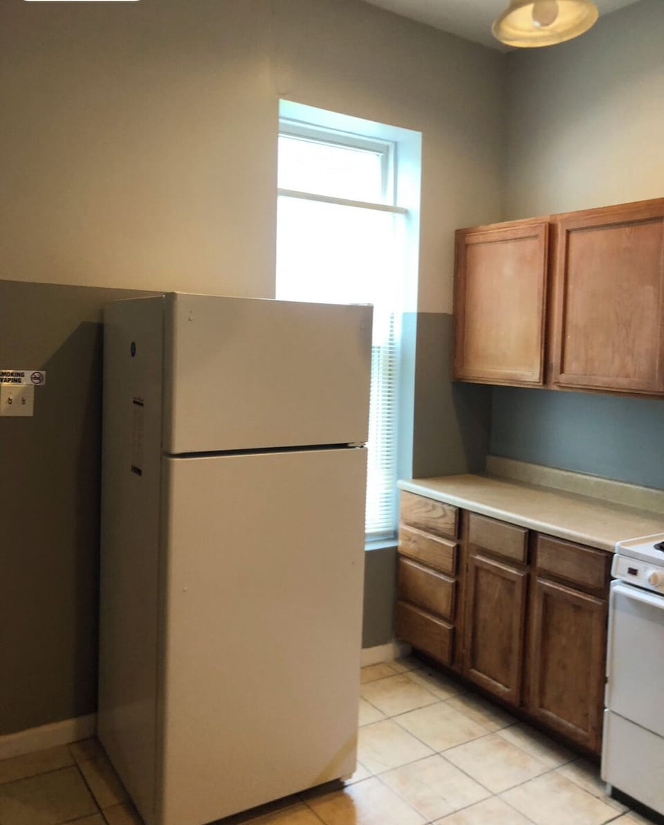 Full size kitchen. No dishwasher.