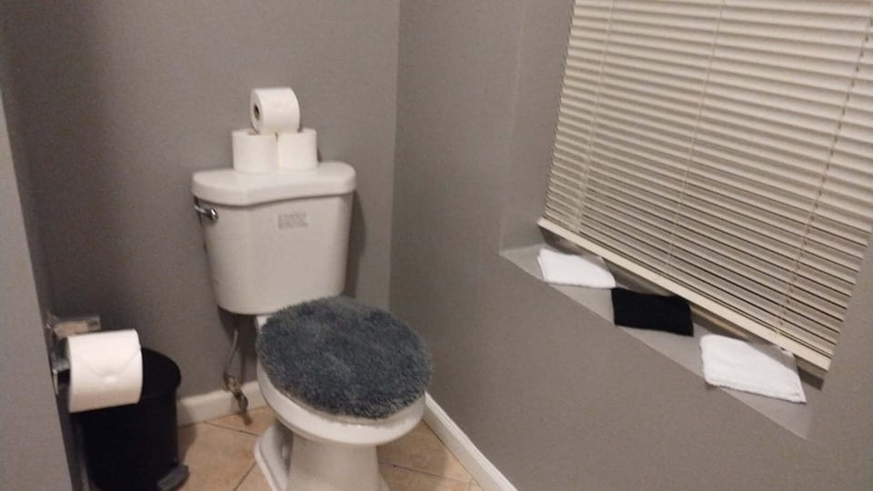 Parlor side in Full Bathroom