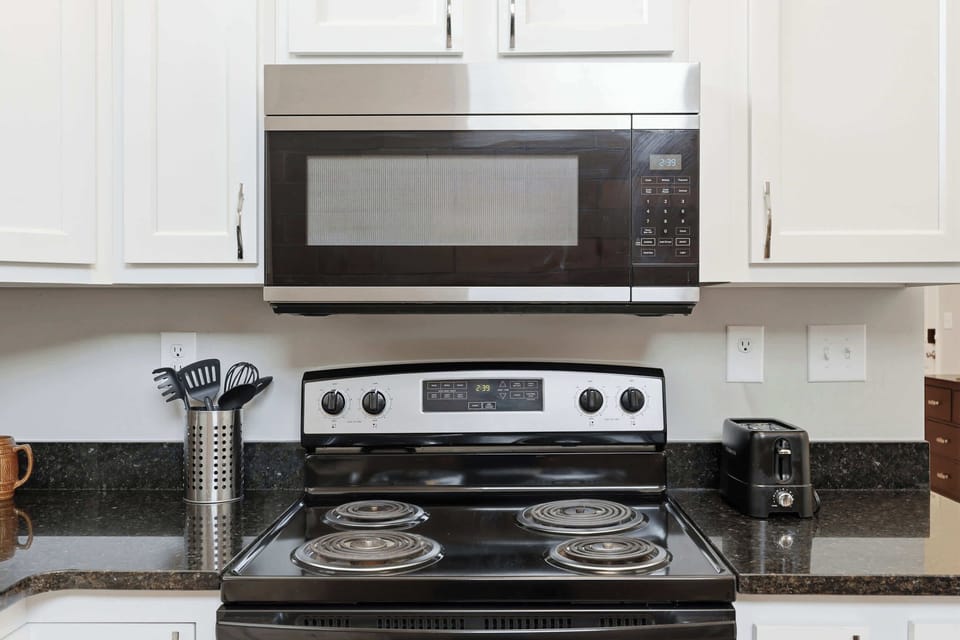 Kitchen: Cozy kitchen space perfect for preparing simple meals.