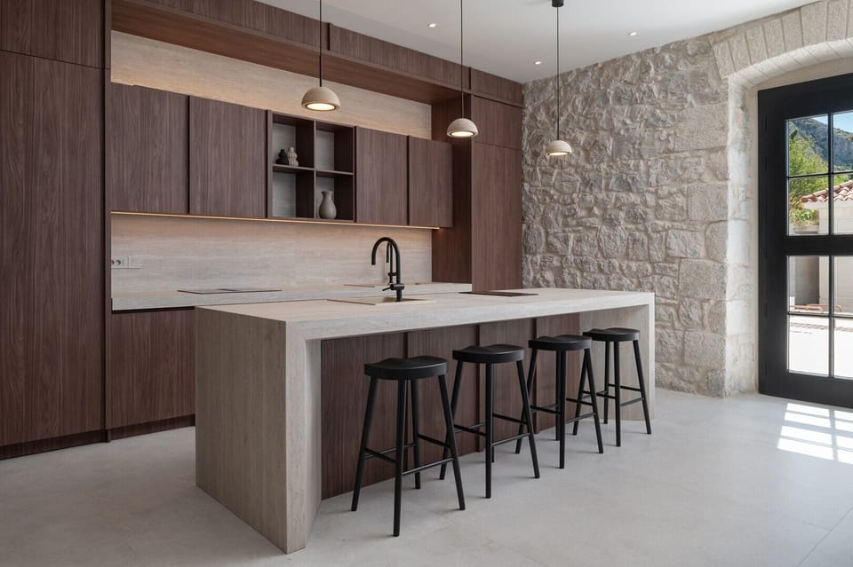 High-end interiors utilize natural stone and wood to create a classic Mediterranean atmosphere.