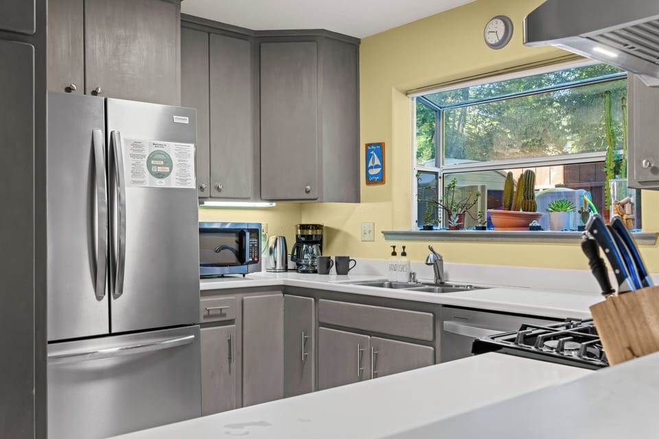 Enjoy meals with an open kitchen perfect for entertaining and boisterous conversations.