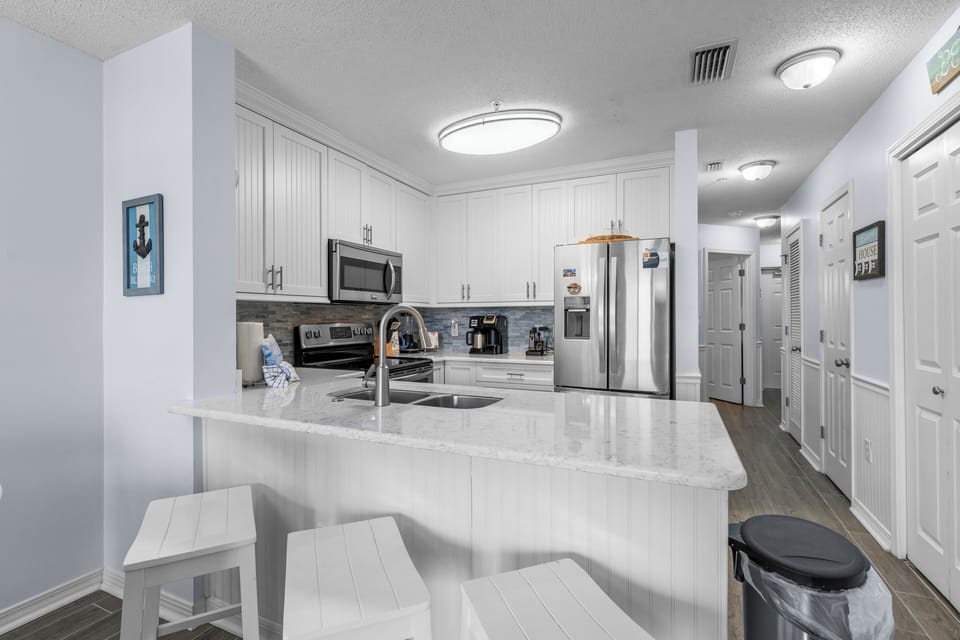 Eat-in kitchen bar seating