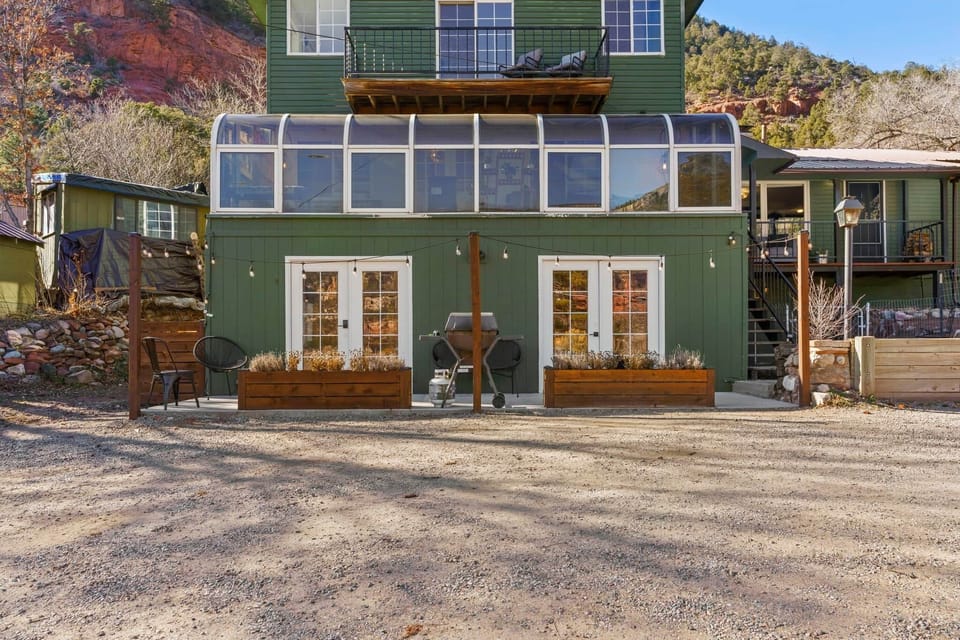 Front of Hannah's Hideaway