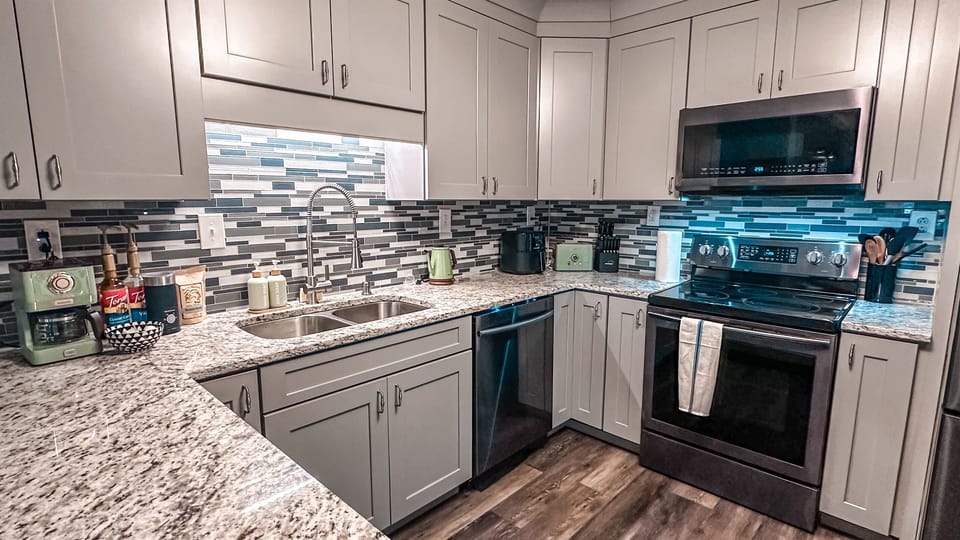 ★ Local Cuisine & Home cooking ★ Kentucky & Lawrenceburg offer outstanding dining options but if you have a chef in your group, how can you not be blown away by this kitchen. Plenty of accessories.
