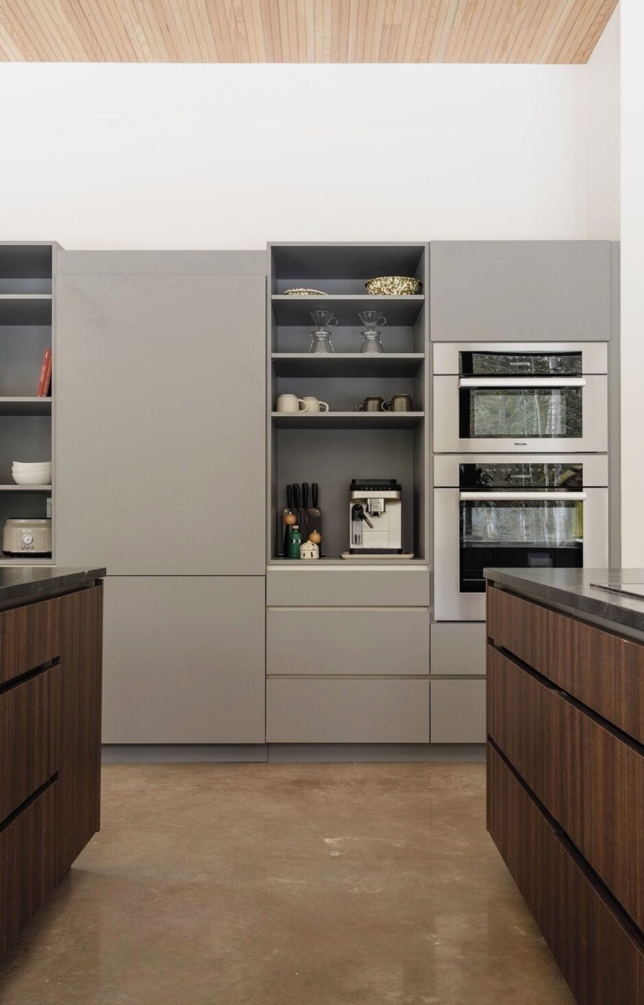 Fully equipped Miele kitchen w/ De'Longhi espresso machine