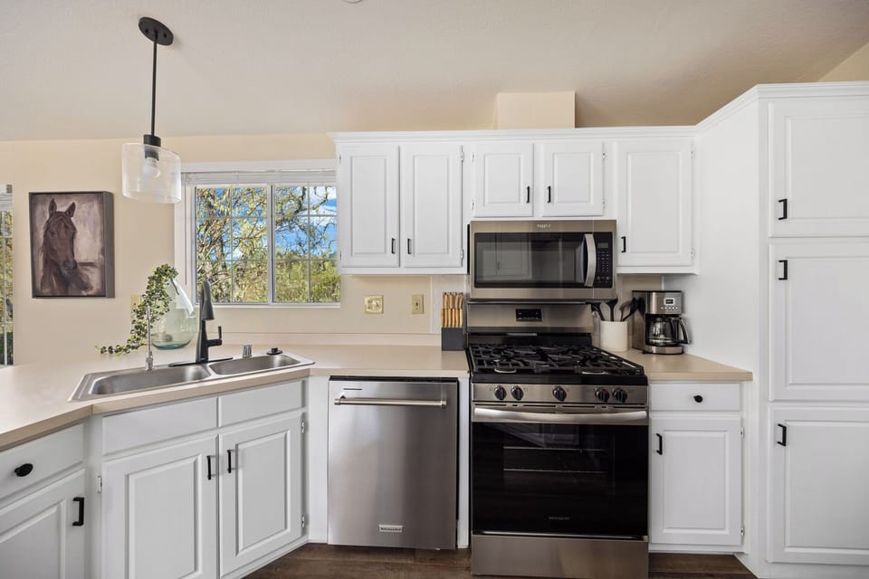 Full Kitchen with brand new stainless appliances