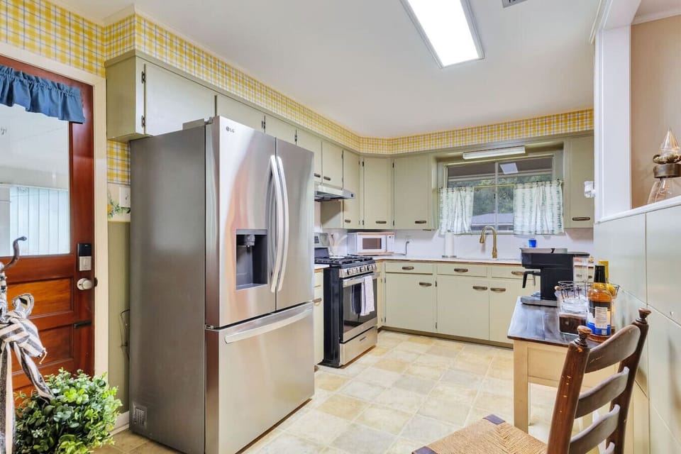 Cozy Kitchen with coffee and many basic amenities