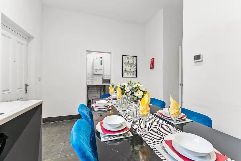 Simple dining, warm atmosphere