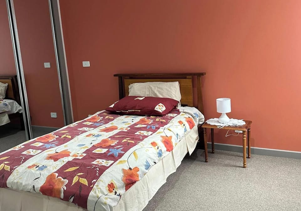 Stunning 1Br new penthouse 15 minute drive to Tullamarine Airport 8km from CBD House in Melbourne