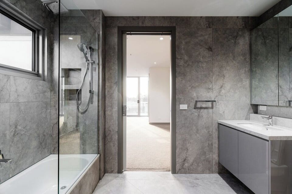 Stunning 1Br new penthouse 15 minute drive to Tullamarine Airport 8km from CBD House in Melbourne