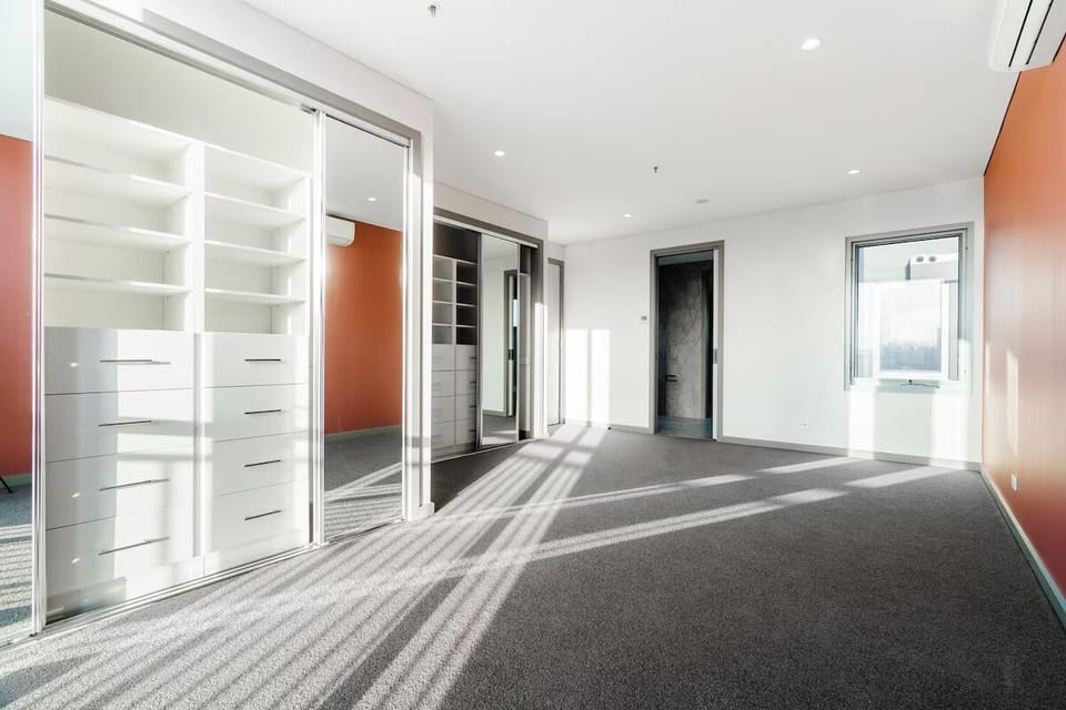 Stunning 1Br new penthouse 15 minute drive to Tullamarine Airport 8km from CBD House in Melbourne