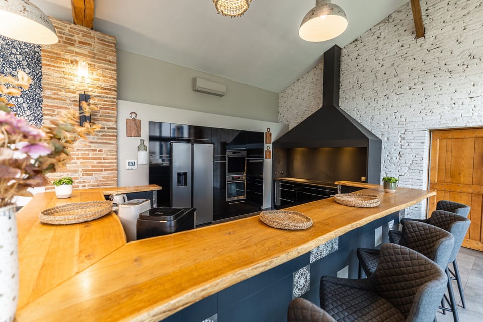 Central wing - Fully equipped kitchen with central island and stools