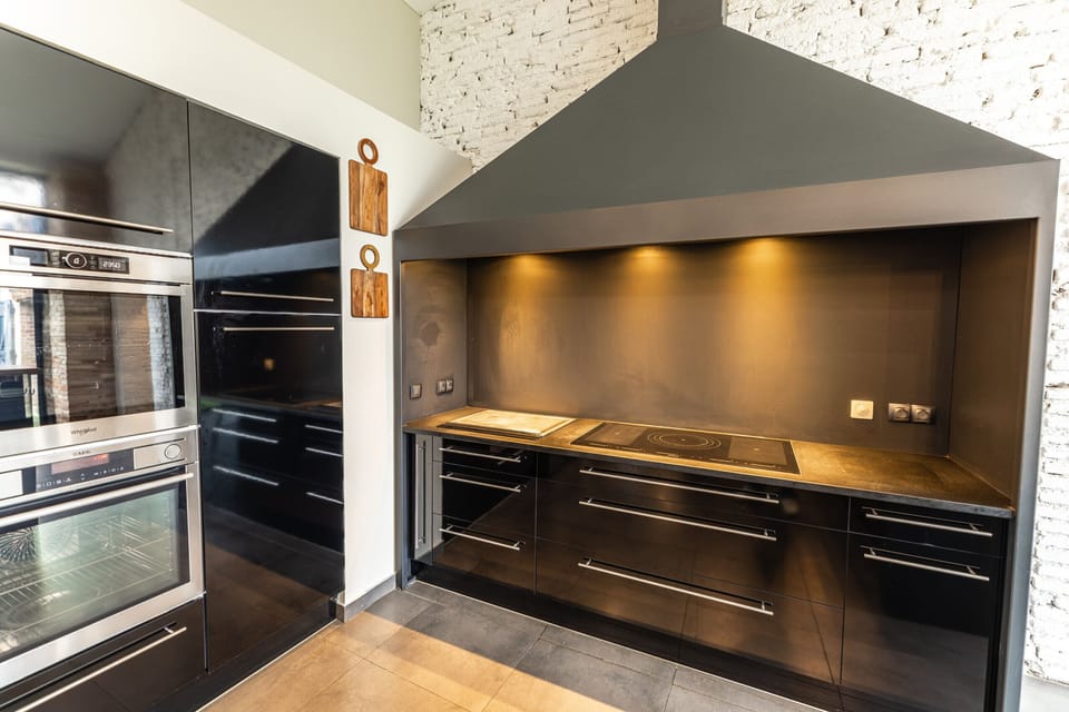 Central wing - Fully equipped kitchen - Oven - Steam oven - Plancha - Induction hob - Dishwasher - Coffee machine (beans & filter) - Kettle