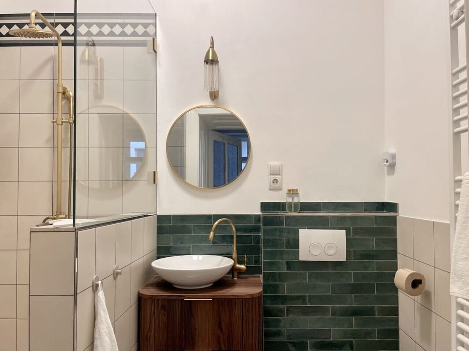 Modernes Badezimmer mit Walk-in-Regendusche, großem Waschtisch mit Aufsatzbecken und Fenster.