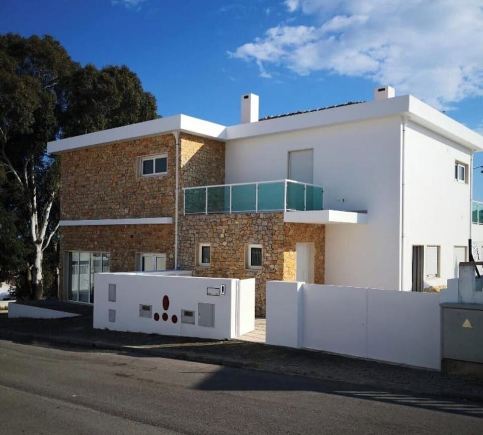 Stylish vacation home in quiet Monte Francisco - 5 bedrooms, jacuzzi & river view Villa in Faro District