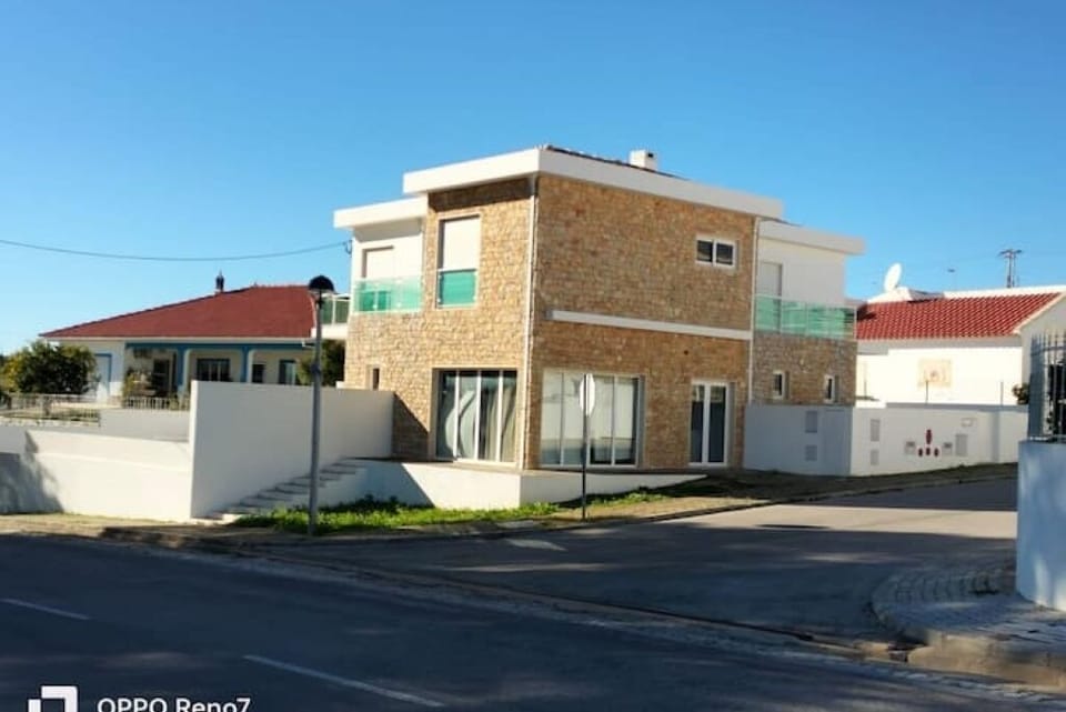 Stylish vacation home in quiet Monte Francisco - 5 bedrooms, jacuzzi & river view Villa in Faro District
