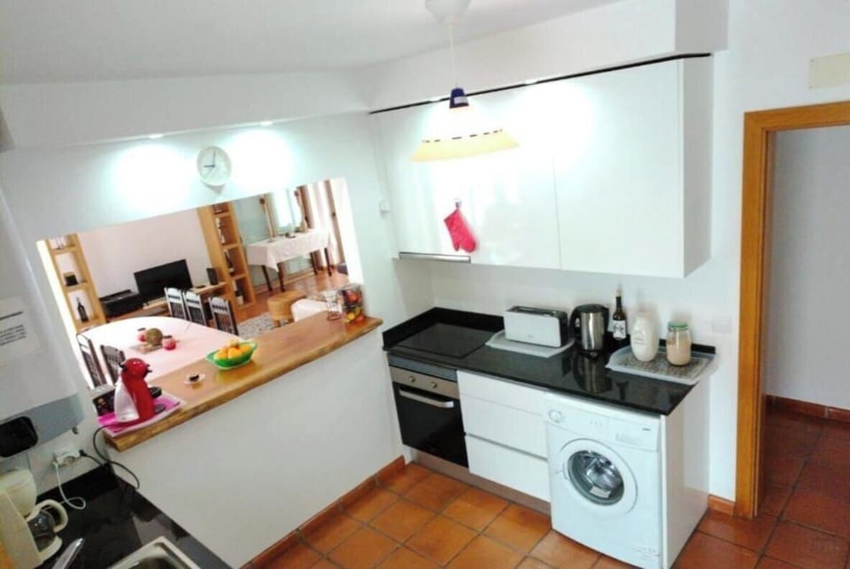 Stylish vacation home in quiet Monte Francisco - 5 bedrooms, jacuzzi & river view Villa in Faro District
