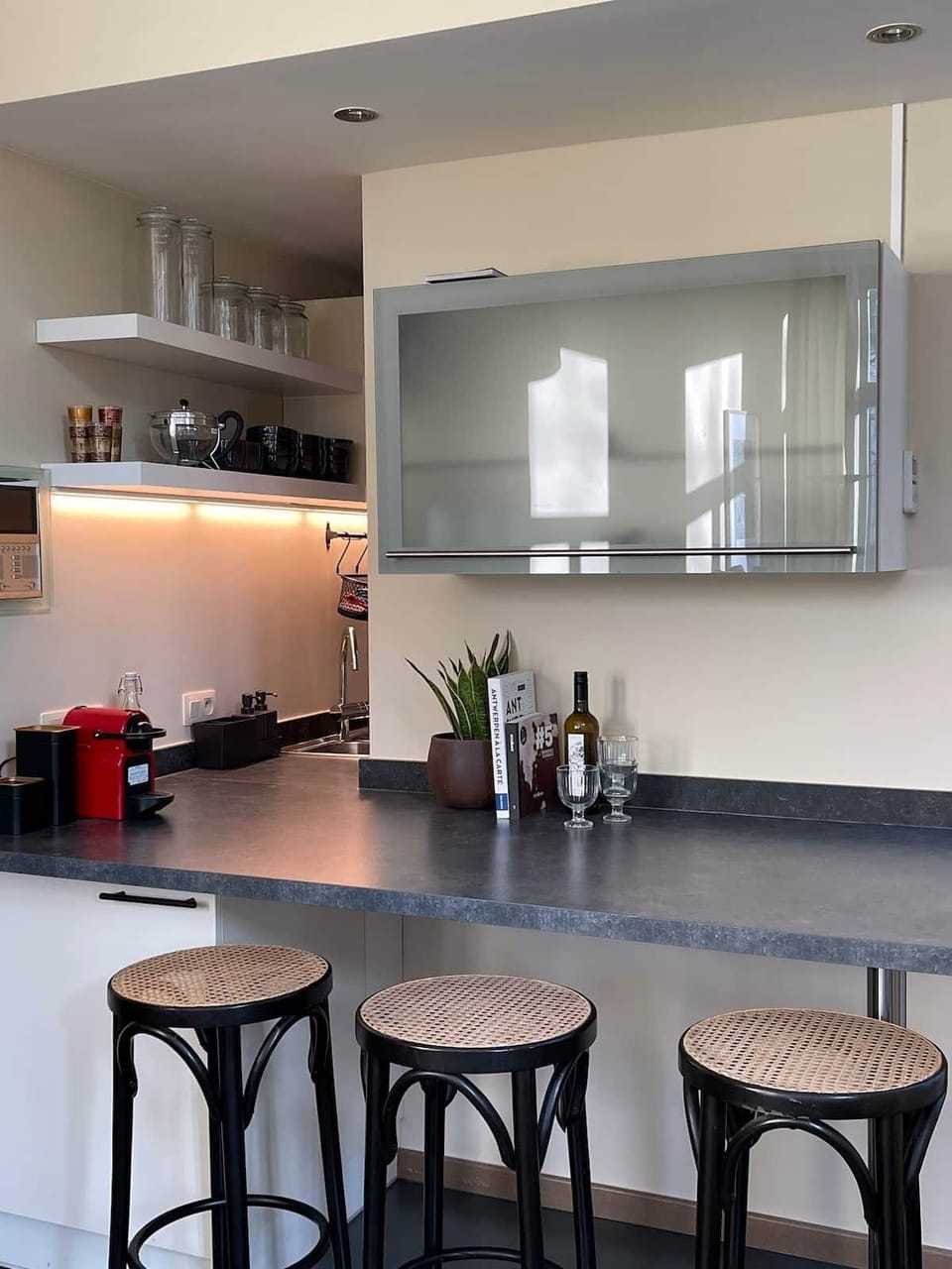 Breakfast/bar counter
