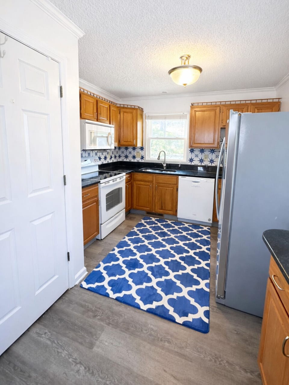 Fully equipped kitchen with modern appliances and ample counter space — perfect for cooking during your comfortable vacation stay.