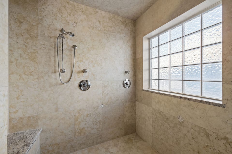 3rd Floor Master En Suite Bathroom