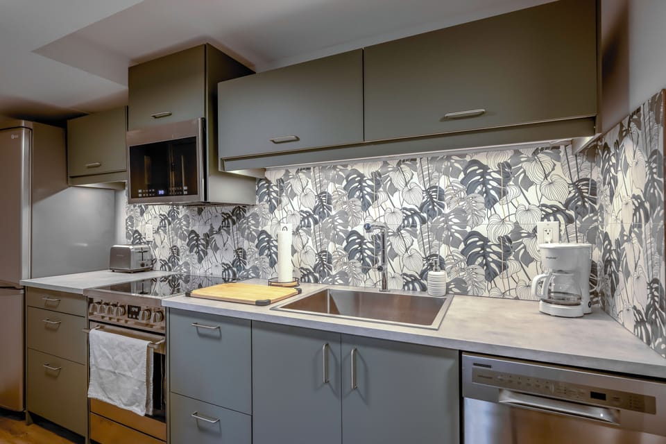 Fully equipped kitchen with high end appliances and under cabinet lighting.