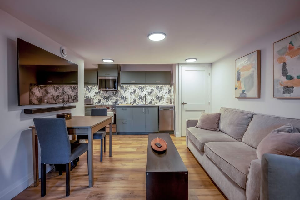Living space equipped with 58" Smart TV + Netflix.