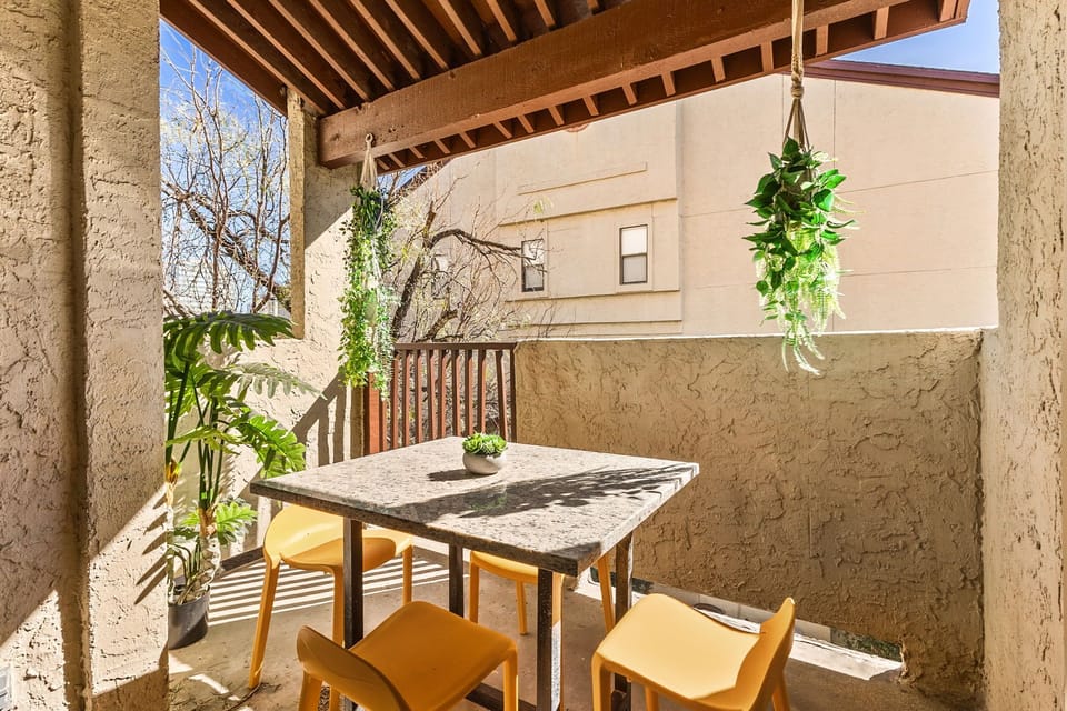 Private covered patio with outdoor dining for 4 – enjoy your morning coffee or evening meals under the Texas sky