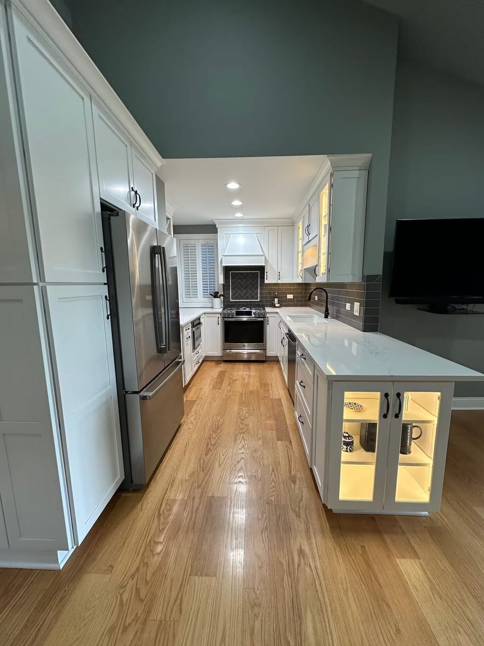 Stove, Fridge/freezer, dishwasher, microwave. Nespresso coffee maker, tea coffee