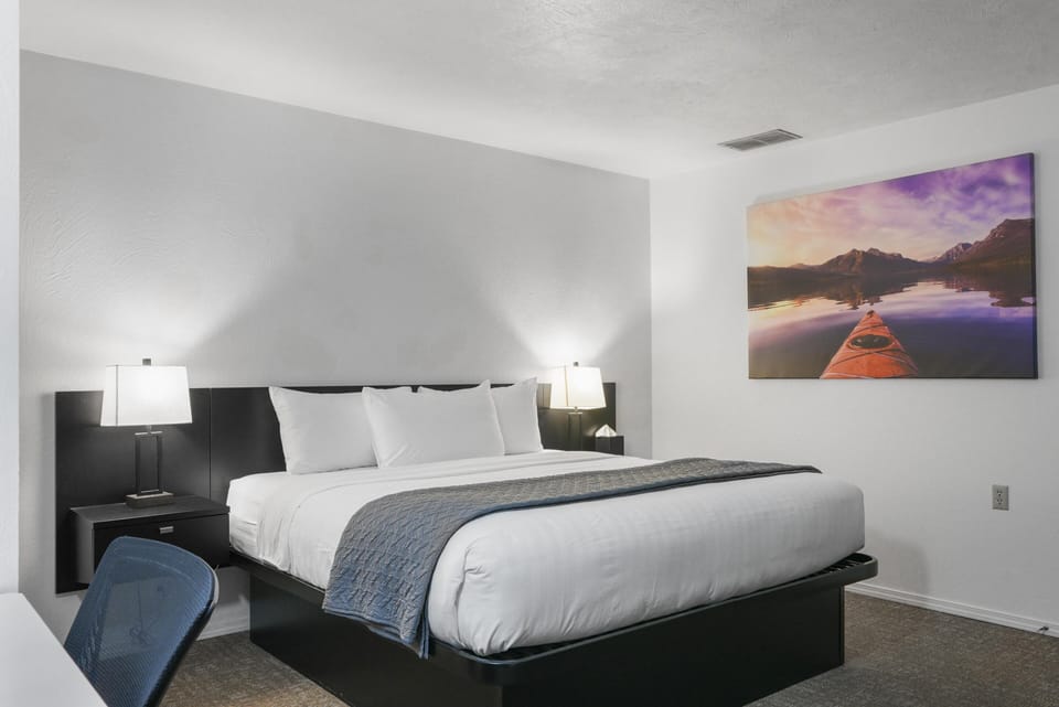 1 King Bed, No Window (Interior Access) image 7