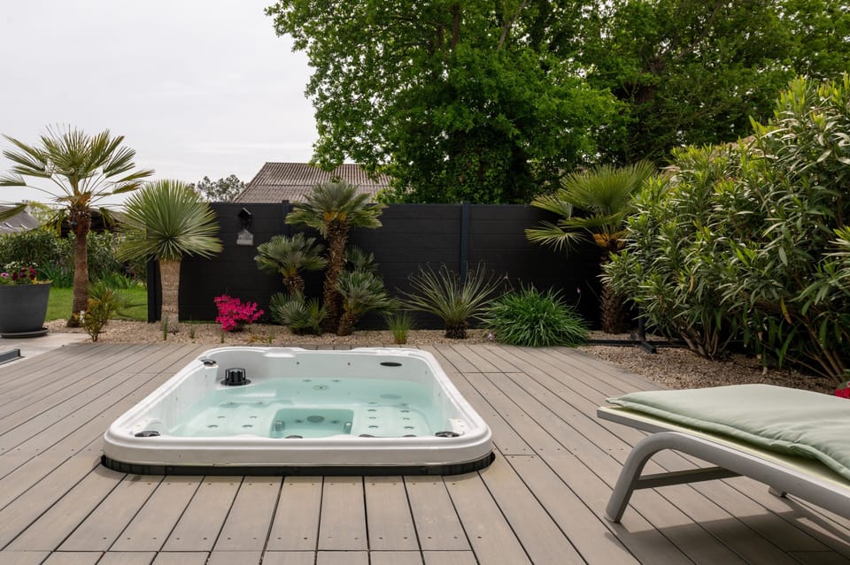 Outdoor spa tub