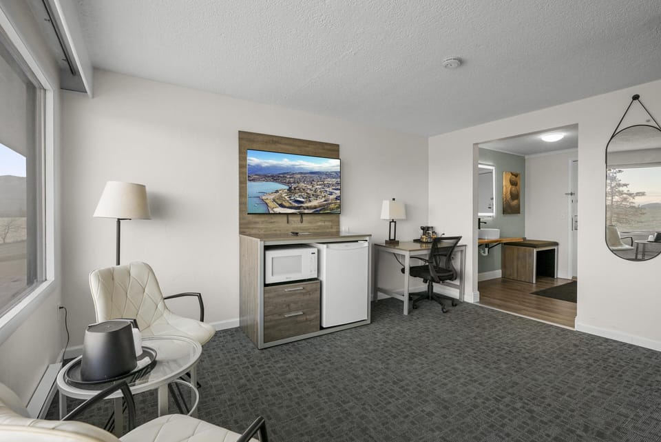 Premium Room, 1 King Bed, Lake View image 5
