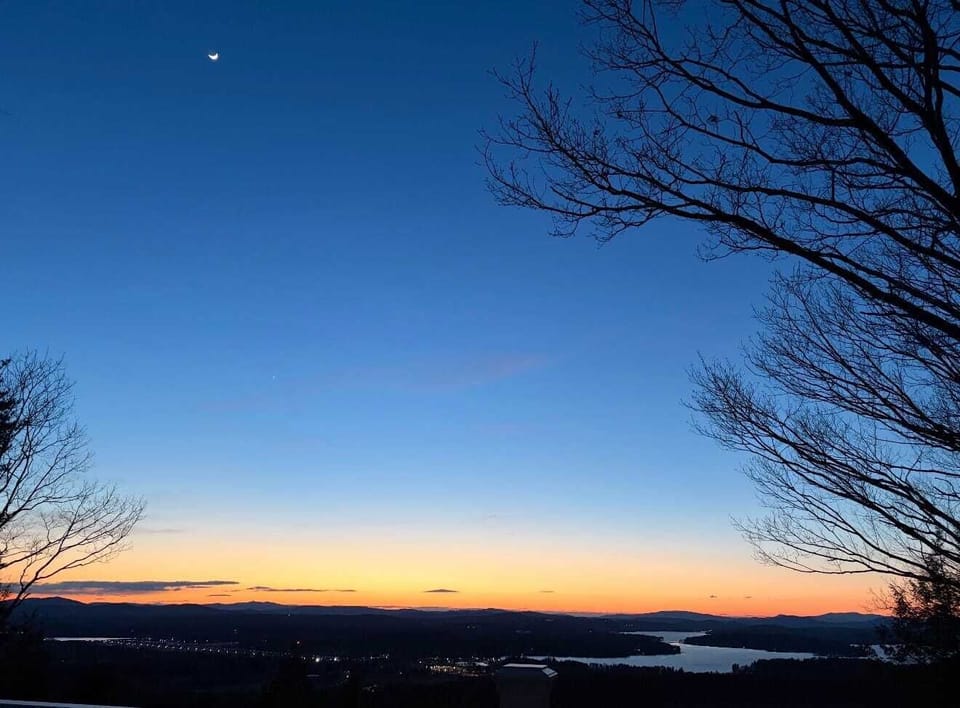 he perfect backdrop for evening drinks, conversation, and unforgettable mountain sunsets.