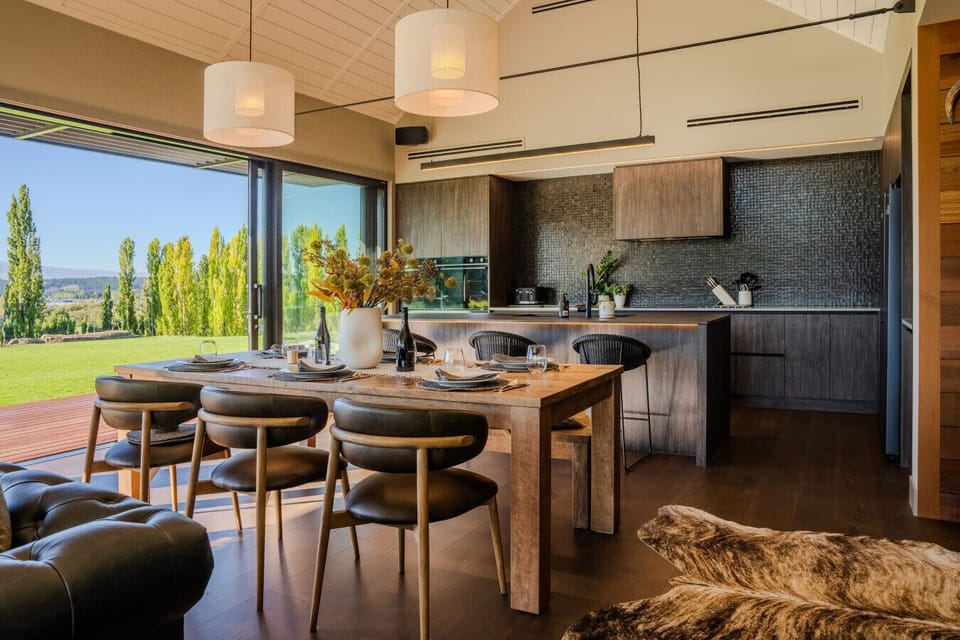 Kitchen & Dining