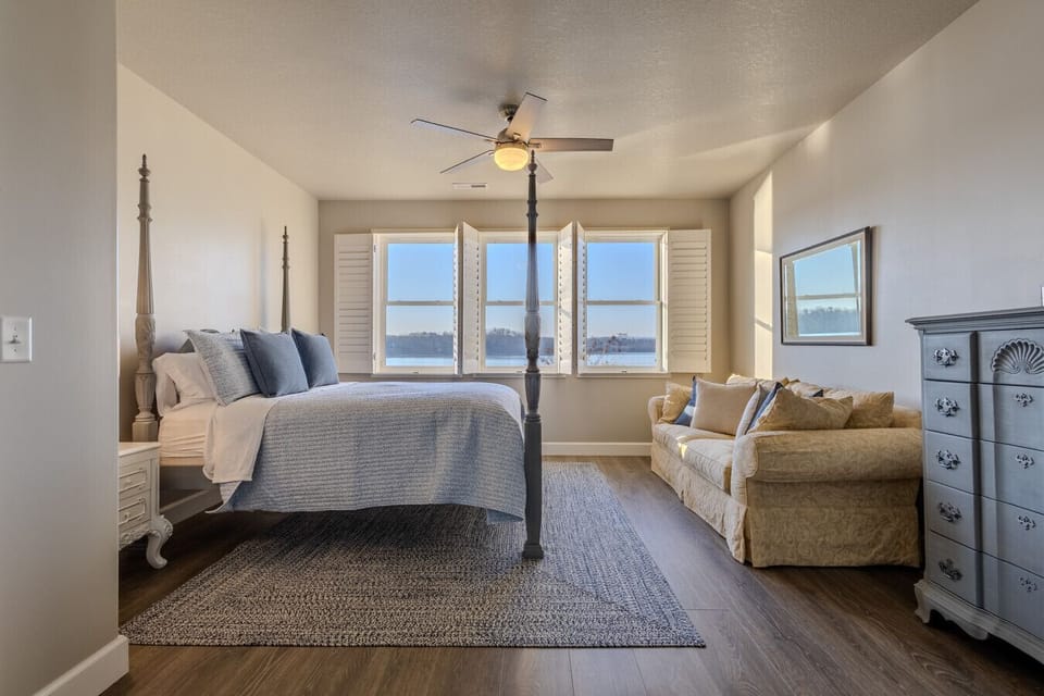 Bedroom 2 - Queen Bed