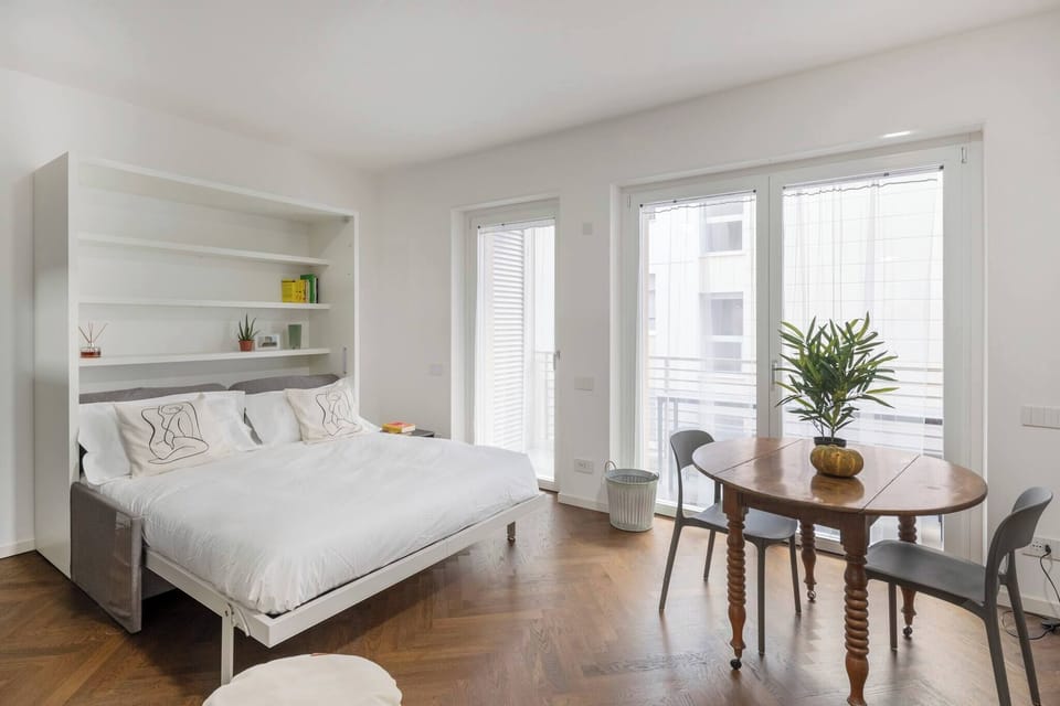 Bedroom area with a queen size bed.