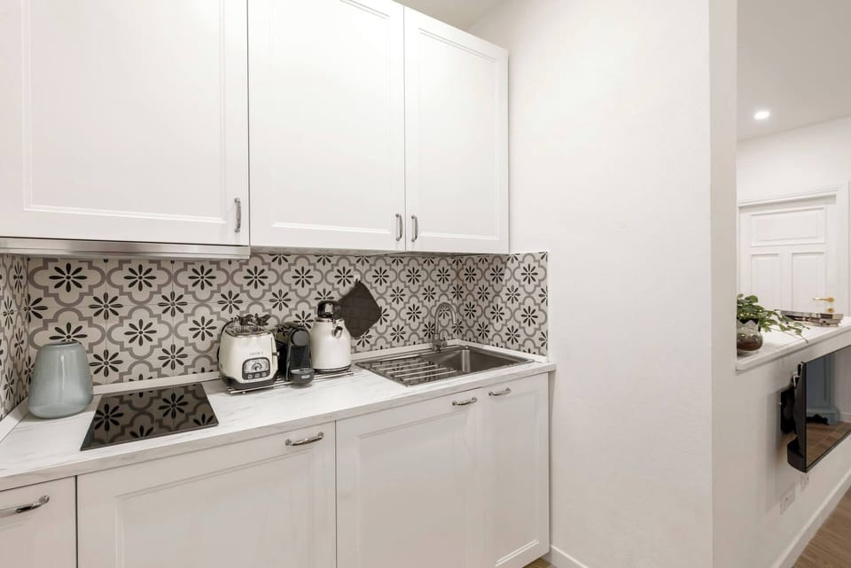 Detail fo the kitchen. There is also a washer-drier machine in one of the cabinets.