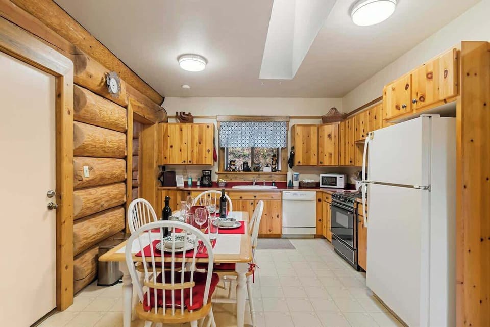 Dining Area & Kitchen