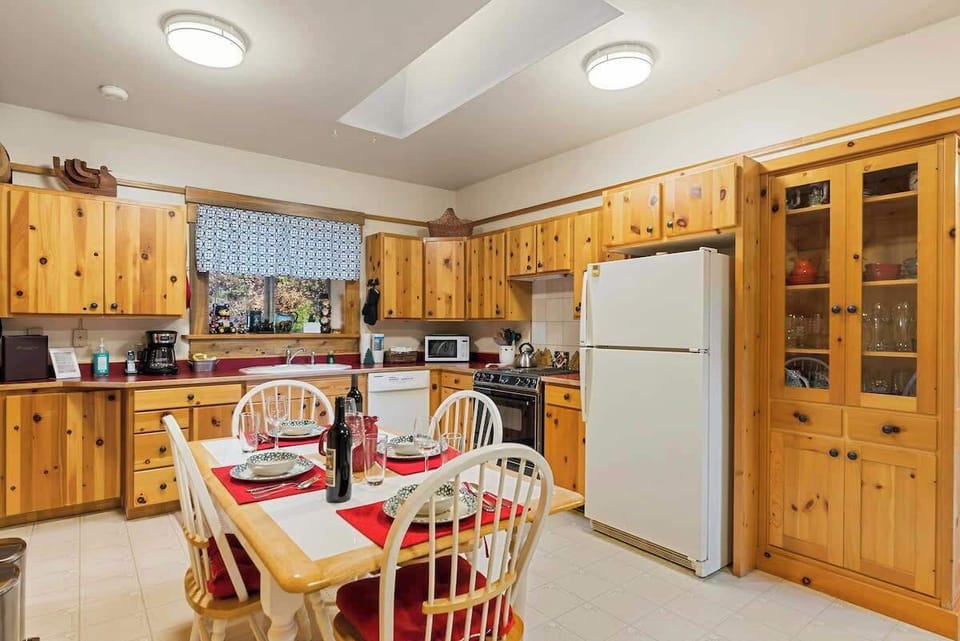 Dining Area & Kitchen