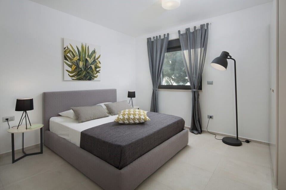 Bedroom with 1 Queen size bed (200x160) and 1 single bed